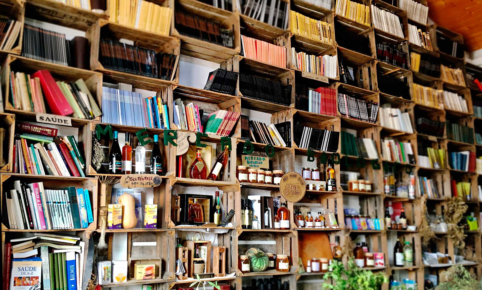 Bücher im Kistenregal